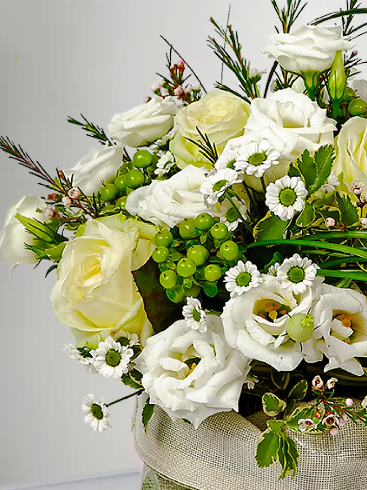 Centrotavola rose e lisianthus bianchi e bacche verdi dettagli